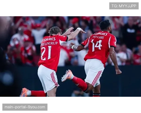 战报：本菲卡补时阶段通过门将手抛球发起快攻，绝平拜仁